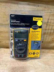 lot 27 image: FLUKE 107 Pocket 600-Volt Digital AcDc Multimeter (Battery Included)