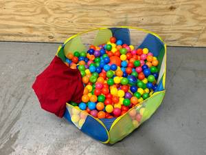 lot 114 image: Kids Ball Pit with Storage Bag