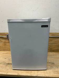 lot 17 image: MAGIC CHEF 2.6 cu. ft. Mini Fridge in White without Freezer