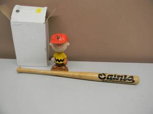 NEW OLD STOCK - CHARLIE BROWN - ST. PAUL SAINTS BASEBALL BOBBLE DOBBLES BOBBLEHEAD WITH SAINTS MINI BAT - NICE - GREAT SET - SEE PICTURES
