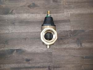 lot 183 image: WATTS 1 in. Lead-Free Brass FPT x FPT Pressure Reducing Valve Model #LFN45BU1 M1-1