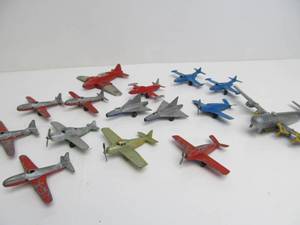 lot 15 image: Great Lot of 1930s-50s era Toy Airplanes