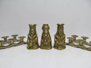 lot 59 image: Vintage Heavy Brass 3 Kings Candle Stands & Pair of Mod Candle Holders
