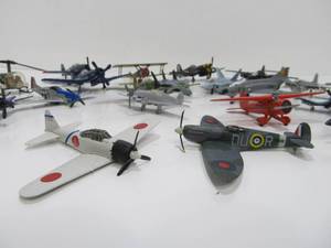 lot 166 image: Lot of Small Diecast Metal Airplanes