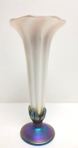 lot 44 image: Beautiful Signed Iridescent Art Glass Vase by Steven Lundberg
