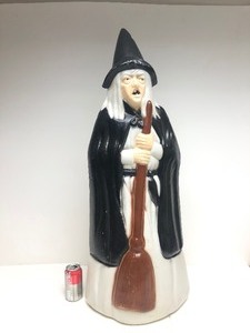 lot 39 image: Vintage Empire Blow Mold Halloween Witch Lighted Yard Decoration