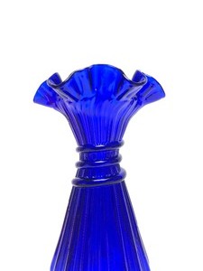 lot 31 image: Beautiful Vintage Cobalt Blue Handmade FENTON Glass Wheat Vase