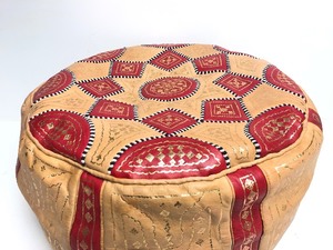 lot 29 image: Awesome Vintage Circa 1970s Genuine Leather Moroccan Pouf Chair Ottoman Footstool