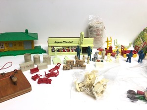 lot 26 image: Nice Lot of Vintage O Gauge etc Train Accessories
