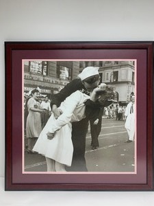 lot 306 image: Framed Print - Soldier Kissing Girl