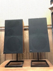 lot 16 image: Working Set of Vintage BANG & Olufsen Speakers with stands