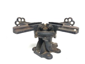 lot 33 image: Antique Iron STANLEY Corner Vise