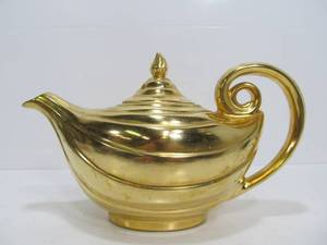 lot 351 image: Vintage HALLS Aladdin Teapot Gold Superior Quality Kitchenware U.S.A.