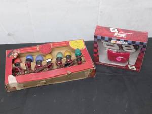 lot 40 image: Vintage Christmas Lights and Set of Ornaments