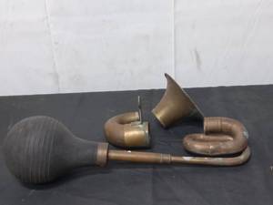 lot 4 image: Old Brass Automobile Horn