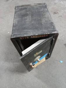 lot 118 image: Vulcan Safe and Lock Co. Safe on Wheels