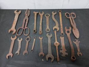 lot 136 image: Box of Vintage Hand Tools