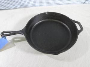 lot 180 image: (CSB) New 10 Lodge Cast Iron Pan...