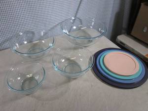 lot 251 image: (BS) 4 Pyrex Glass Mixing Bowls wit...