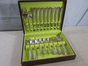 lot 255 image: (F-0) Vintage WM Rogers Sectional I...