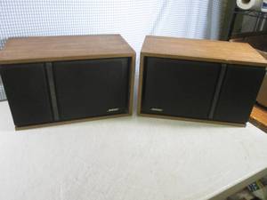 lot 5 image: (D-3) Pair Bose 301 Series III Dire...
