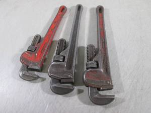 lot 26 image: (H-2) 3 Pipe Wrenches 2 - 14 1 - 1...