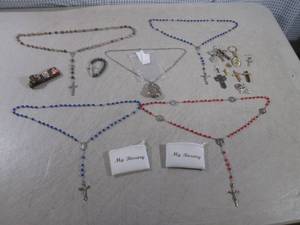 lot 61 image: (EC1) Assorted Necklaces Etc...