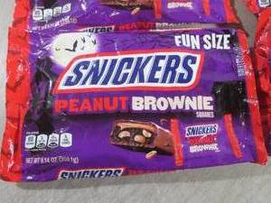 lot 100 image: (B-2) 4 Bags Fun Size Snickers Pean...