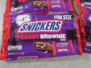 lot 102 image: (B-2) 4 Bags Fun Size Snickers Pean...