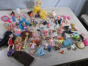 lot 148 image: (BS) Assorted Small Dolls and Other...