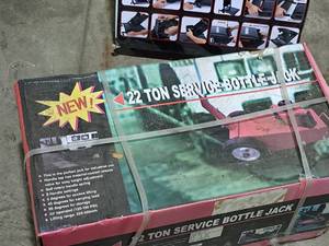 lot 302 image: 22-Ton 120-180-PSI Air Service Bottle Jack (New in Box)