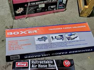 lot 305 image: Boxer 2000-lbs Truckbed Cargo Unloader (New in Box)