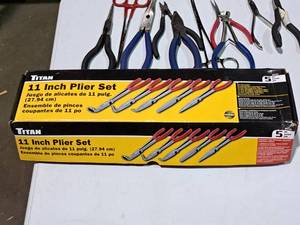 lot 410 image: Titan 11 Plier Set