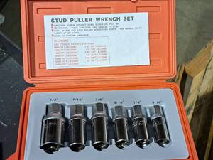 lot 447 image: Stud Puller Wrench Set with Plastic Carry Case