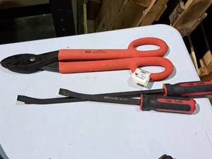 lot 479 image: Lot of (3) Hand Tools - Grainger Metal Cutting Snip 6C161, T&E Tools Pry Bar No. 8762No. 8761
