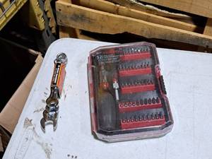 lot 489 image: Lot of (2) Hand Tools - Tekton 52-pc Ratchet Screwdriver Set, Bench Top 7-pc Combination Wrench Set Metric