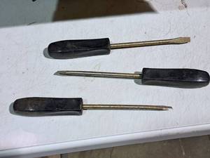 lot 504 image: Lot of (30) Assorted Screwdrivers
