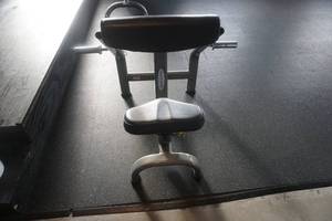 lot 28 image: Matrix Weight Lifting Exercise Curl Bench