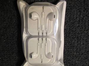 lot 16 image: 2 pr Earbuds...