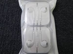 lot 82 image: 2 pr Earbuds...