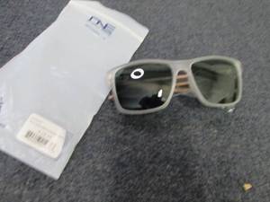 lot 124 image: Bankroll Polarized Sunglasses...