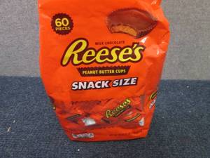 lot 389 image: 33 oz Bag Reeses Snack Size...
