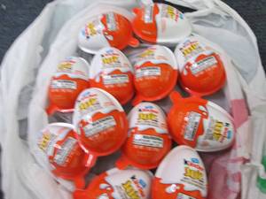 lot 410 image: 12 Kinder Joy...