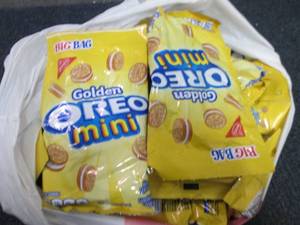 lot 412 image: 18-3 oz Bags Golden Oreos Minis...
