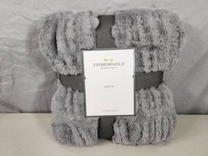 lot 4 image: New LargeThreshold Super Soft Fuzzy Throw