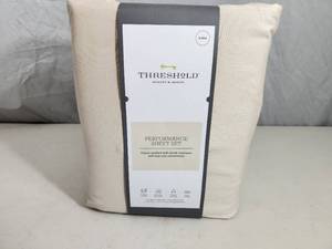 lot 7 image: New Threshold King Performance Sheet Set