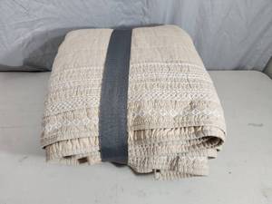 lot 8 image: New Threshold King Sized Quilt  Comforter