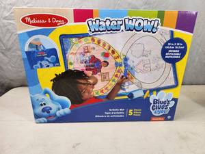 lot 17 image: New Melissa and Doug Water Wow Set