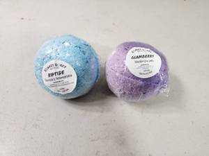 lot 23 image: 2 New Soakey Dokey Bath Bombs