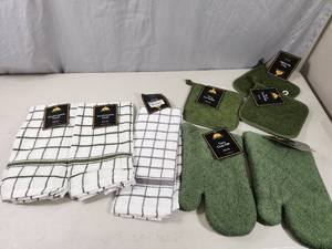 lot 140 image: New Kitchen Towels and More